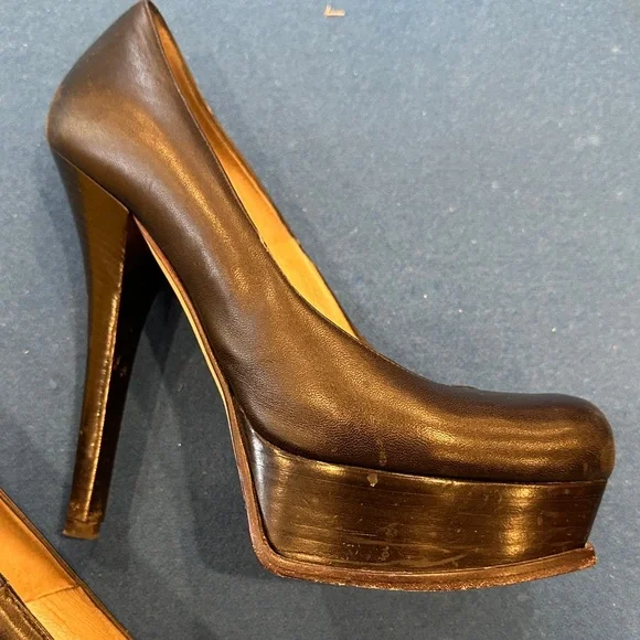 Fendi Black Leather Platform Pumps with Gold Logo Accent - Picture 5 of 8